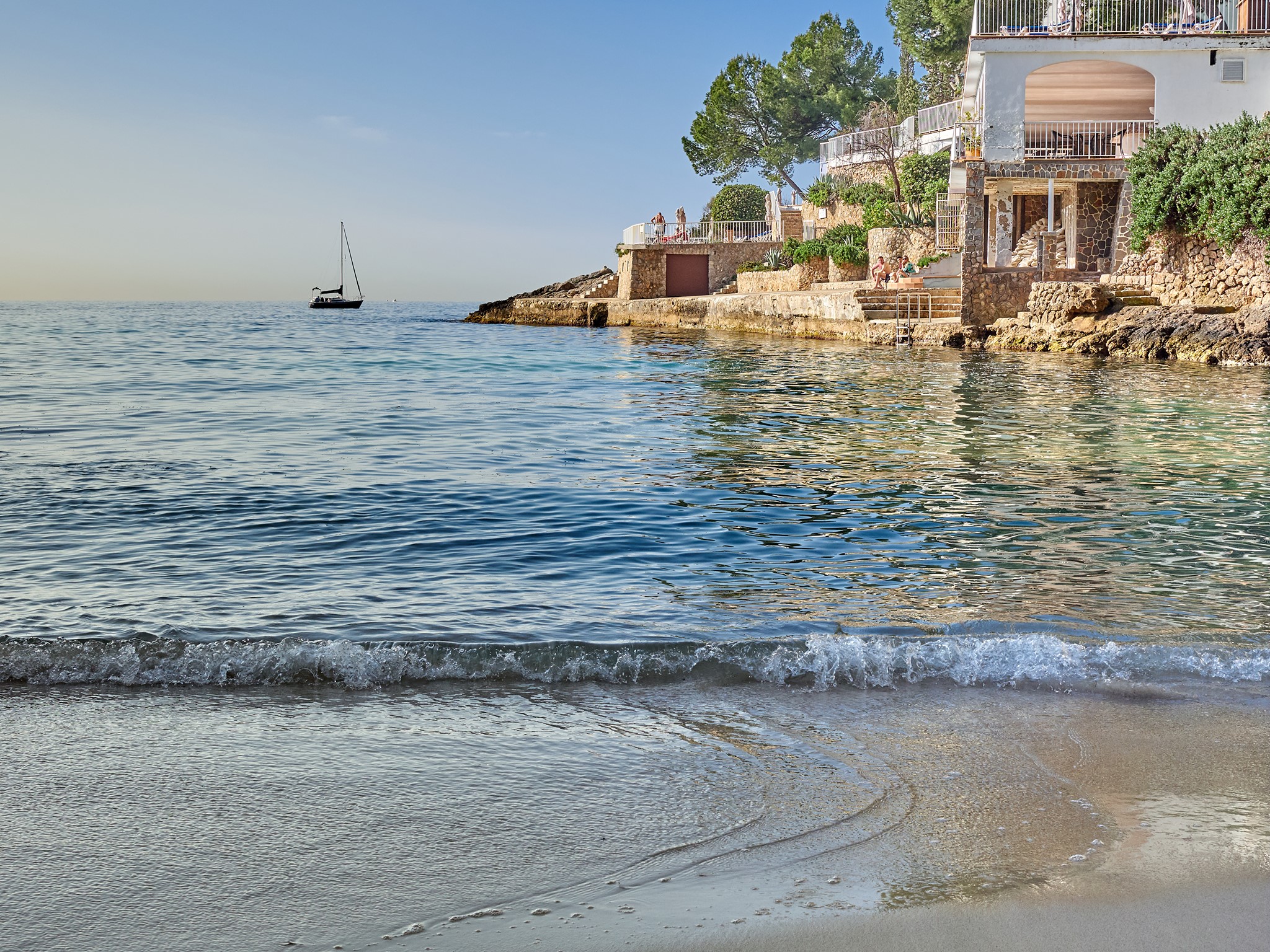 A serene backdrop of moorish architecture and stunning sea