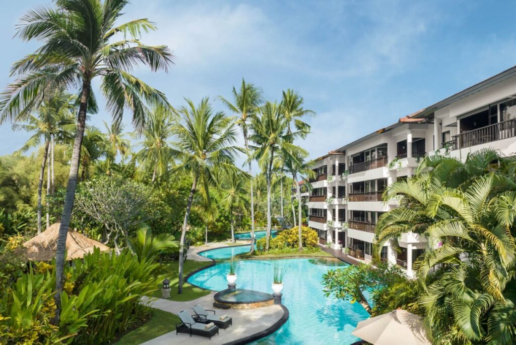 Swim up rooms at the Laguna