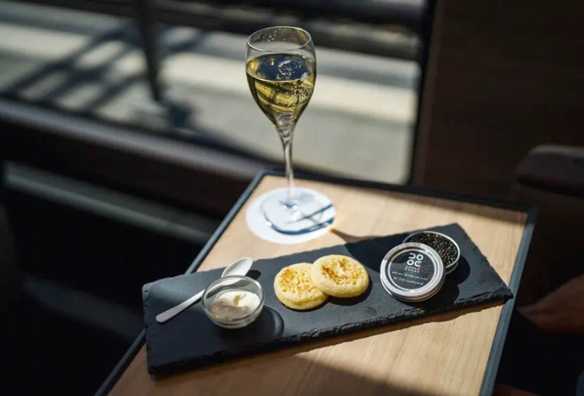 PIC 5 Golden Pass Express champagne and caviar